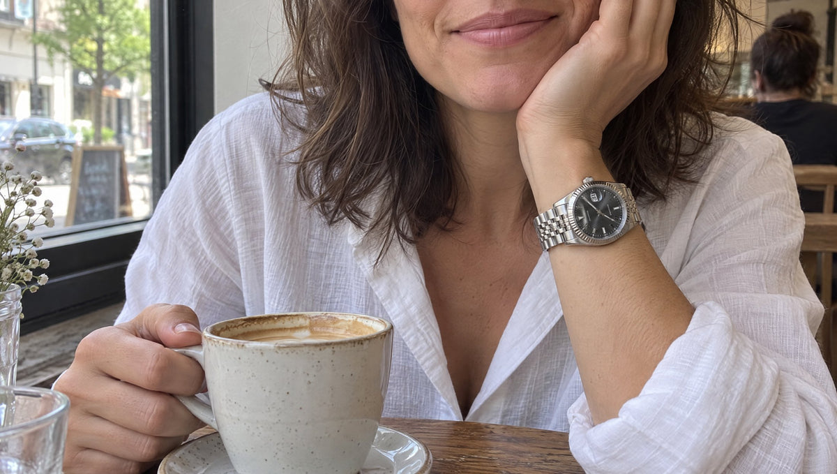 Une femme porte une DJ MOD 36 mm à une terrasse de café