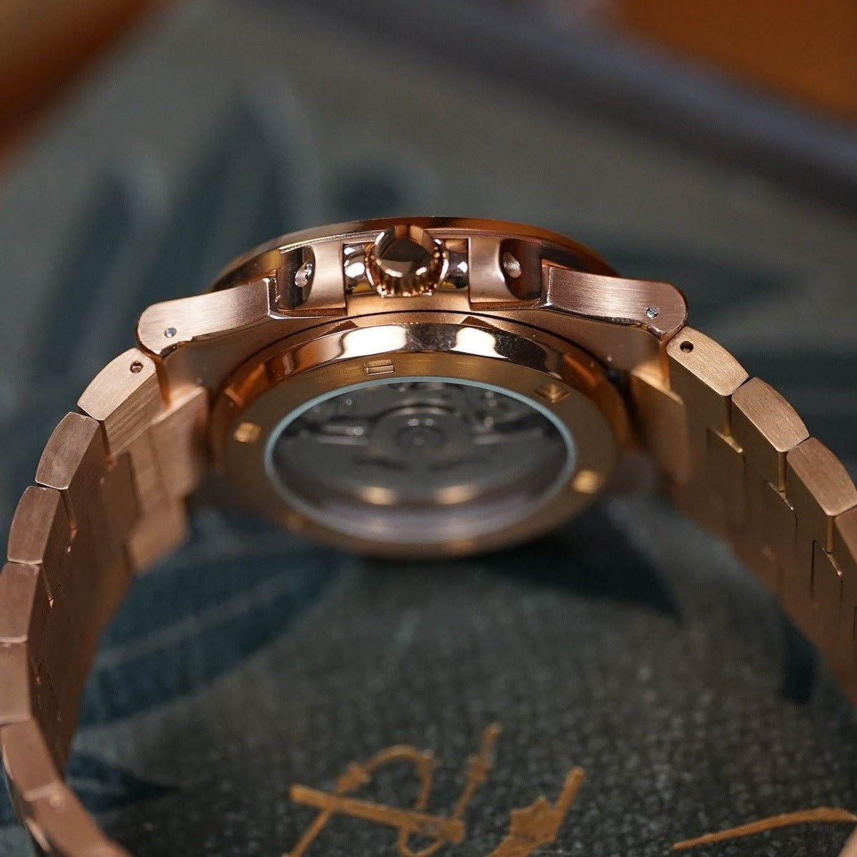 Fond transparent et mouvement automatique d’une NAUT MOD