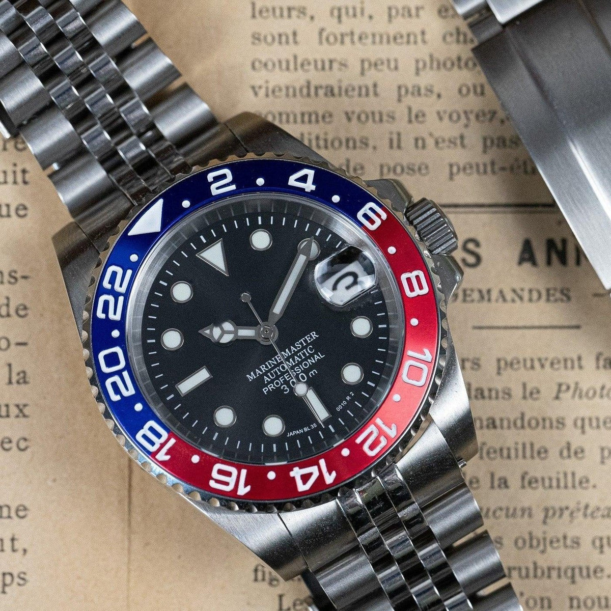 GMT MOD Pepsi sobre un periódico