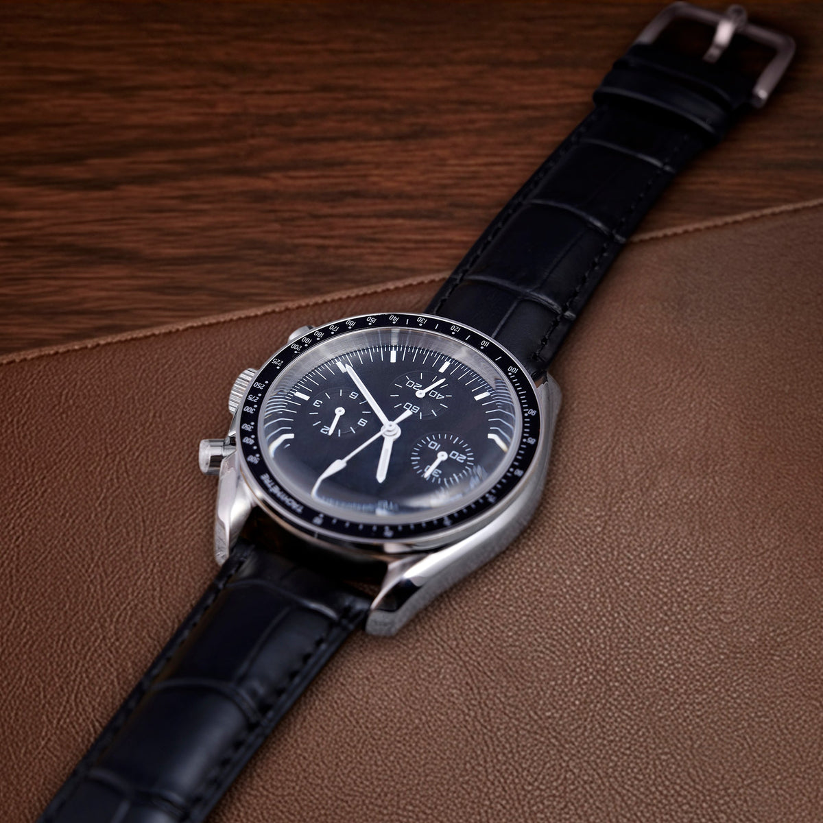 SPEED MOD Chrono Black sur cuir noir façon croco, fond bois foncé