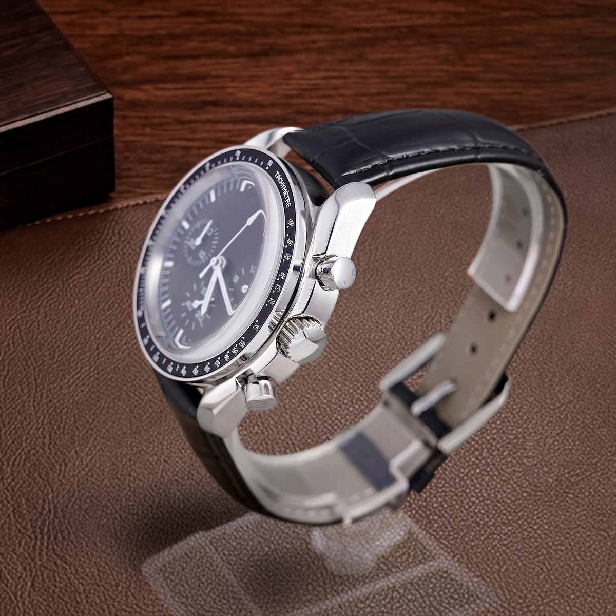 SPEED MOD Chrono Black sur cuir noir, vue de trois quarts, fond bois foncé