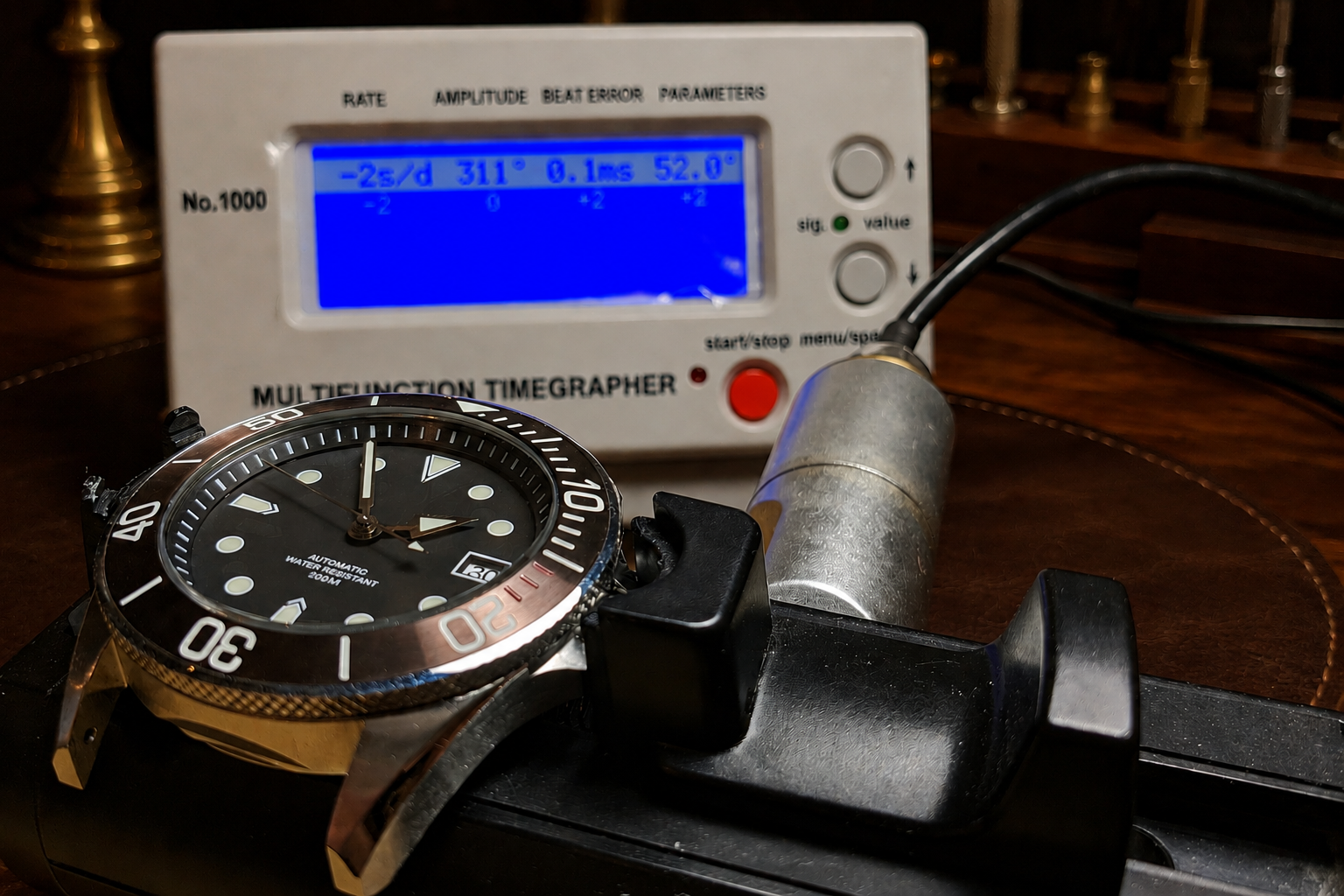 Montre Seiko Mod en cours de réglage sur un chronocomparateur d'atelier