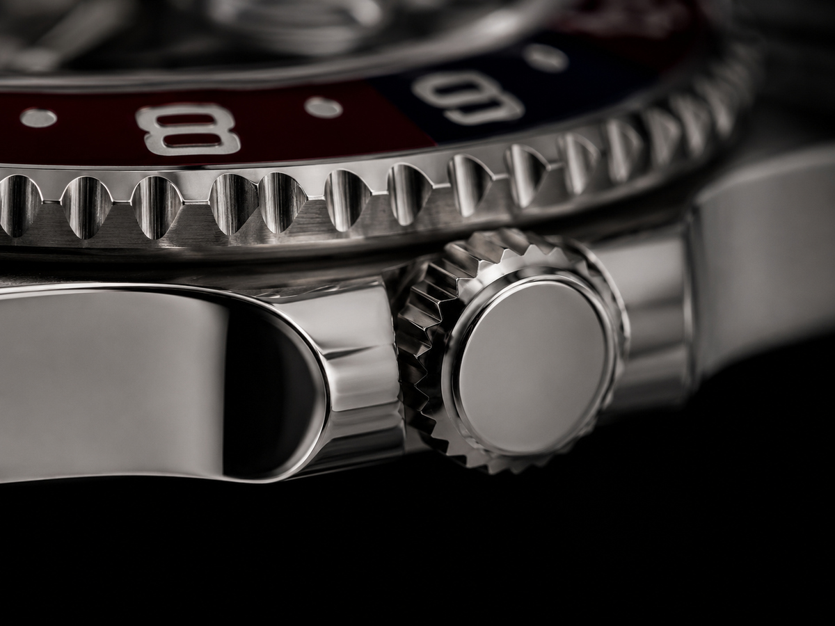 Détail de la couronne vissée et de la lunette d'une GMT MOD