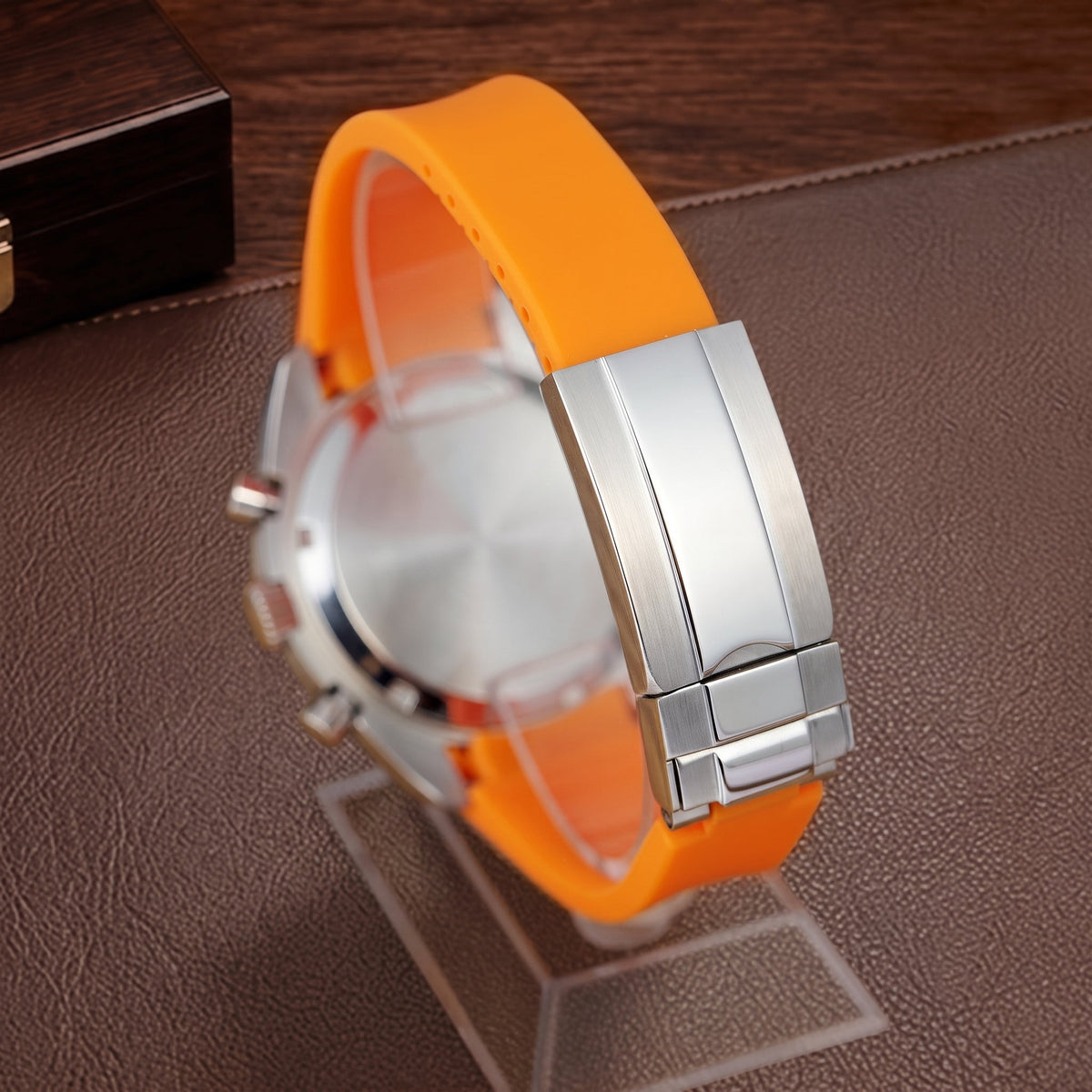 Le bracelet caoutchouc orange et sa boucle déployante acier
