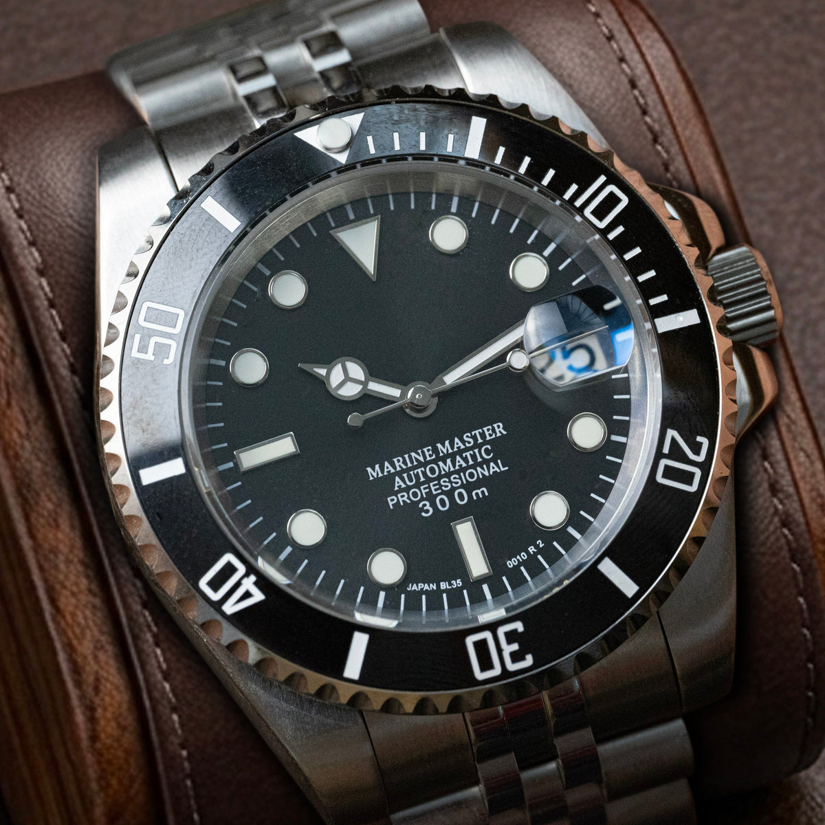 SUB MOD Diver sur bracelet Jubilé, cadran de près