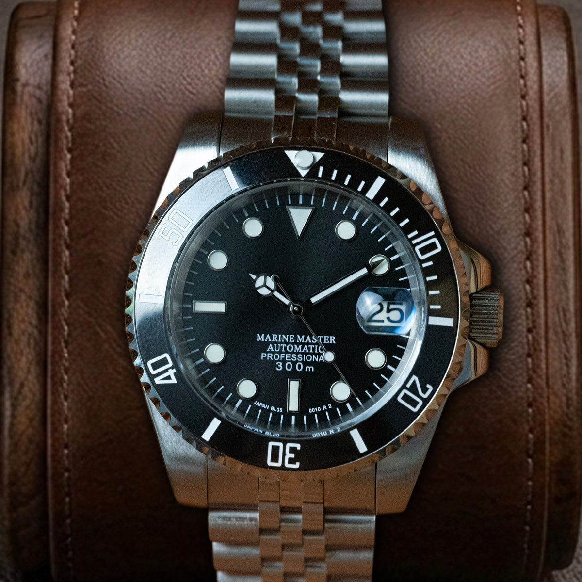 SUB MOD Diver sur bracelet Jubilé, sur coussin en cuir