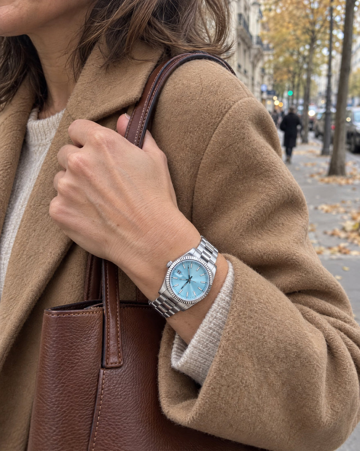 Une femme dans la rue, une DD MOD bleu glacier au poignet