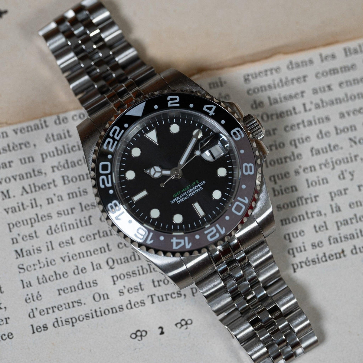 GMT MOD Mr Wayne posée sur un journal