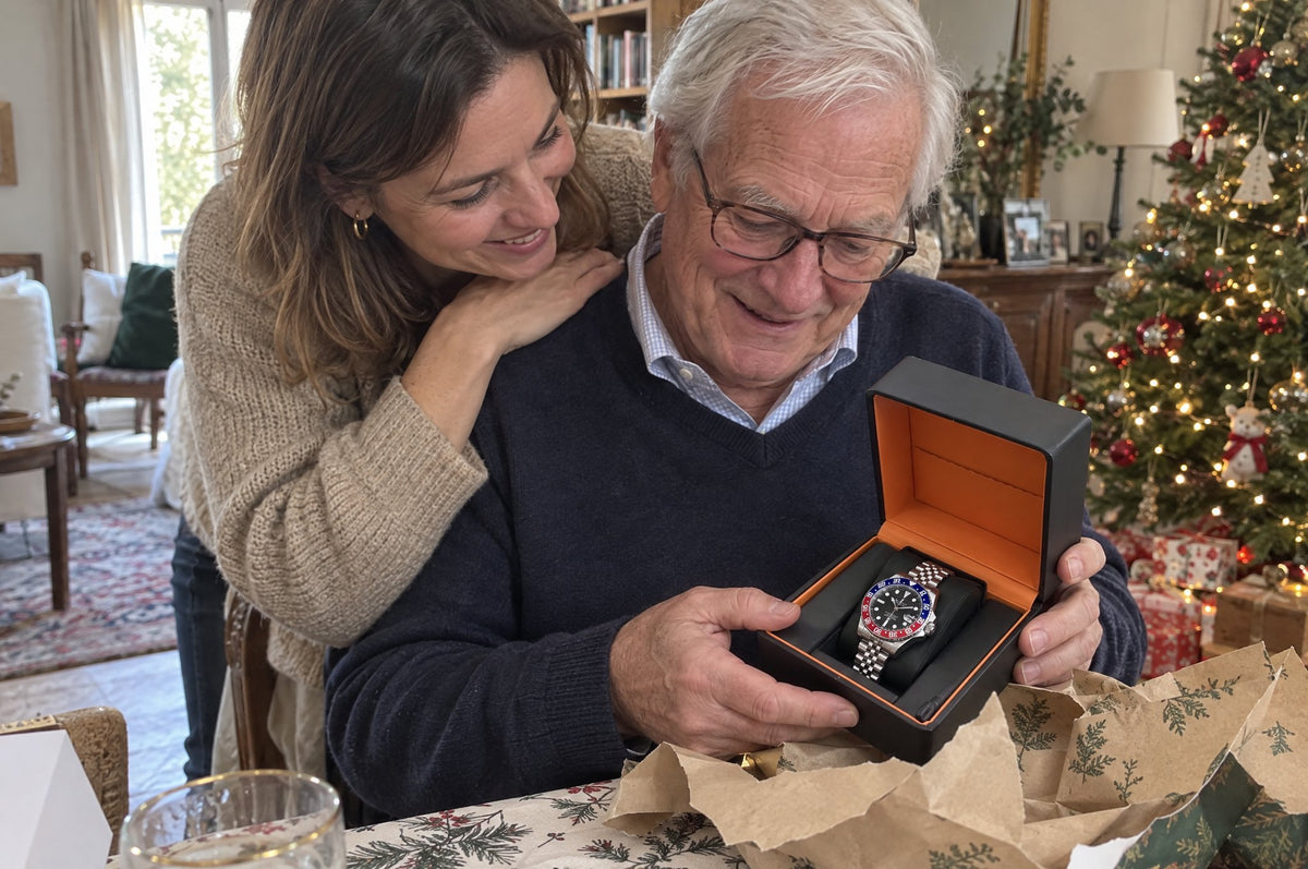 Un père découvre sa montre Austral dans son écrin le matin de Noël