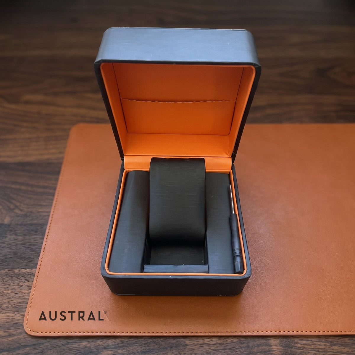 L'écrin Austral livré avec chaque montre, avec l'outil de réglage du bracelet