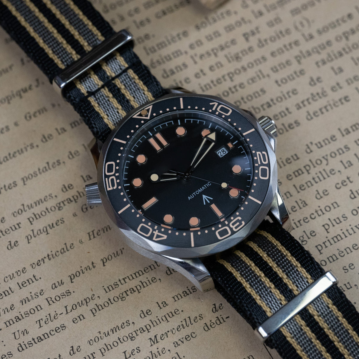 SEA MOD 007 James Bond, cadran de face sur bracelet NATO