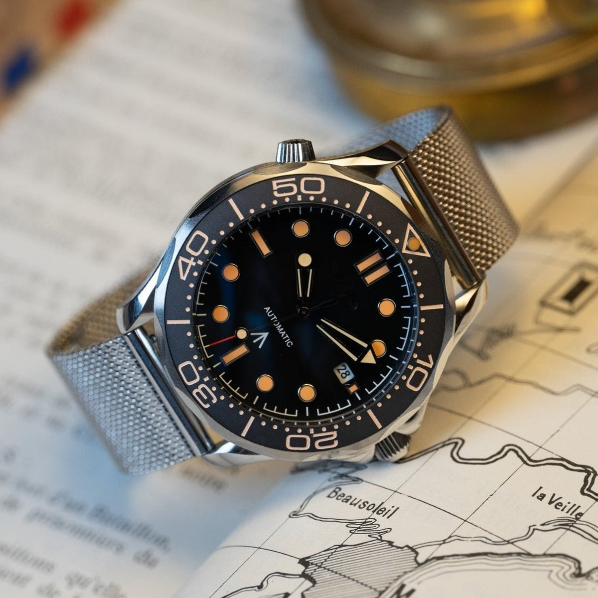 SEA MOD 007 sur bracelet milanais, posée sur une carte
