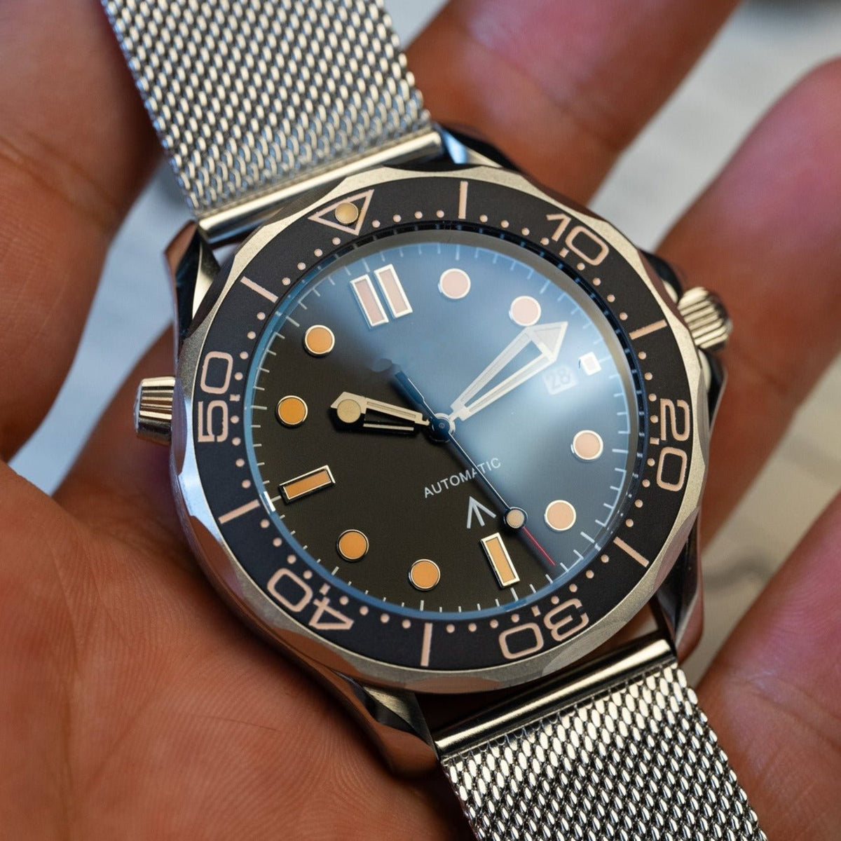 SEA MOD 007 sur bracelet milanais, tenue en main