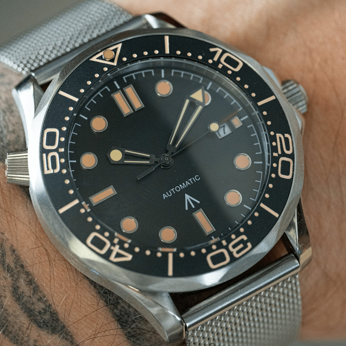 SEA MOD 007 James Bond au poignet sur bracelet milanais