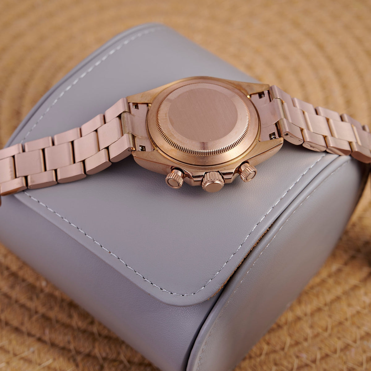 Le fond du boîtier or rose et le bracelet Oyster