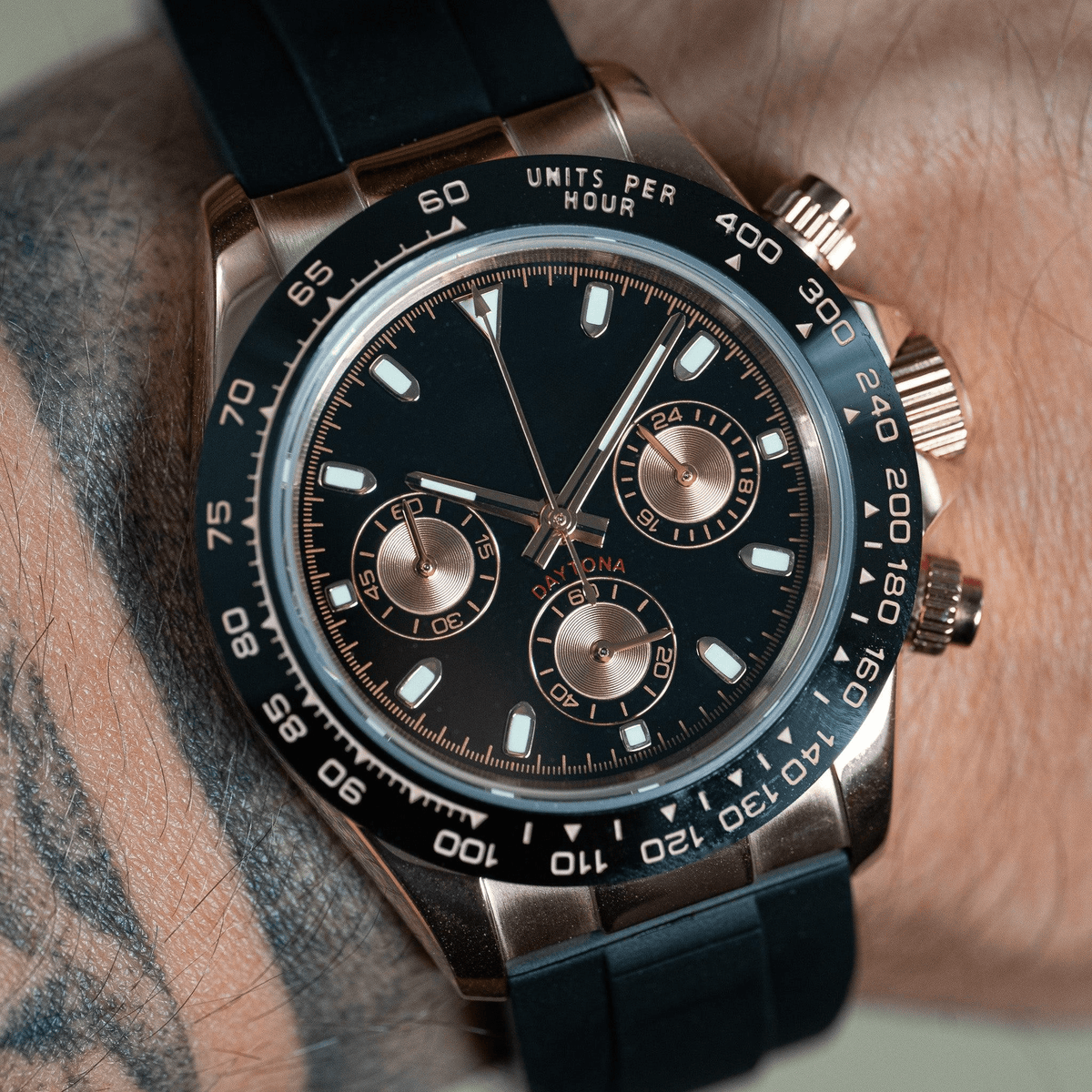 DAYTO MOD Pink Gold Black portée au poignet sur caoutchouc noir