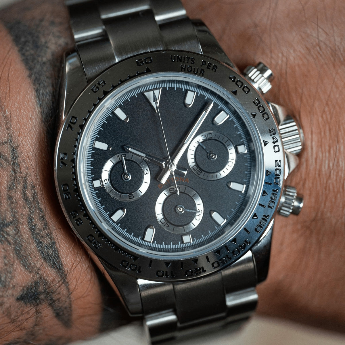 DAYTO MOD Acier Black portée au poignet sur bracelet Oyster