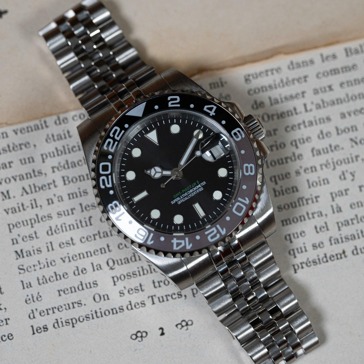 GMT MOD Mr Wayne sur bracelet Jubilé, posée sur un journal