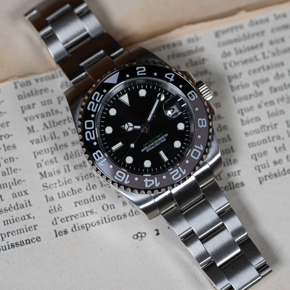 GMT MOD Mr Wayne sur bracelet Oyster, posée sur un journal