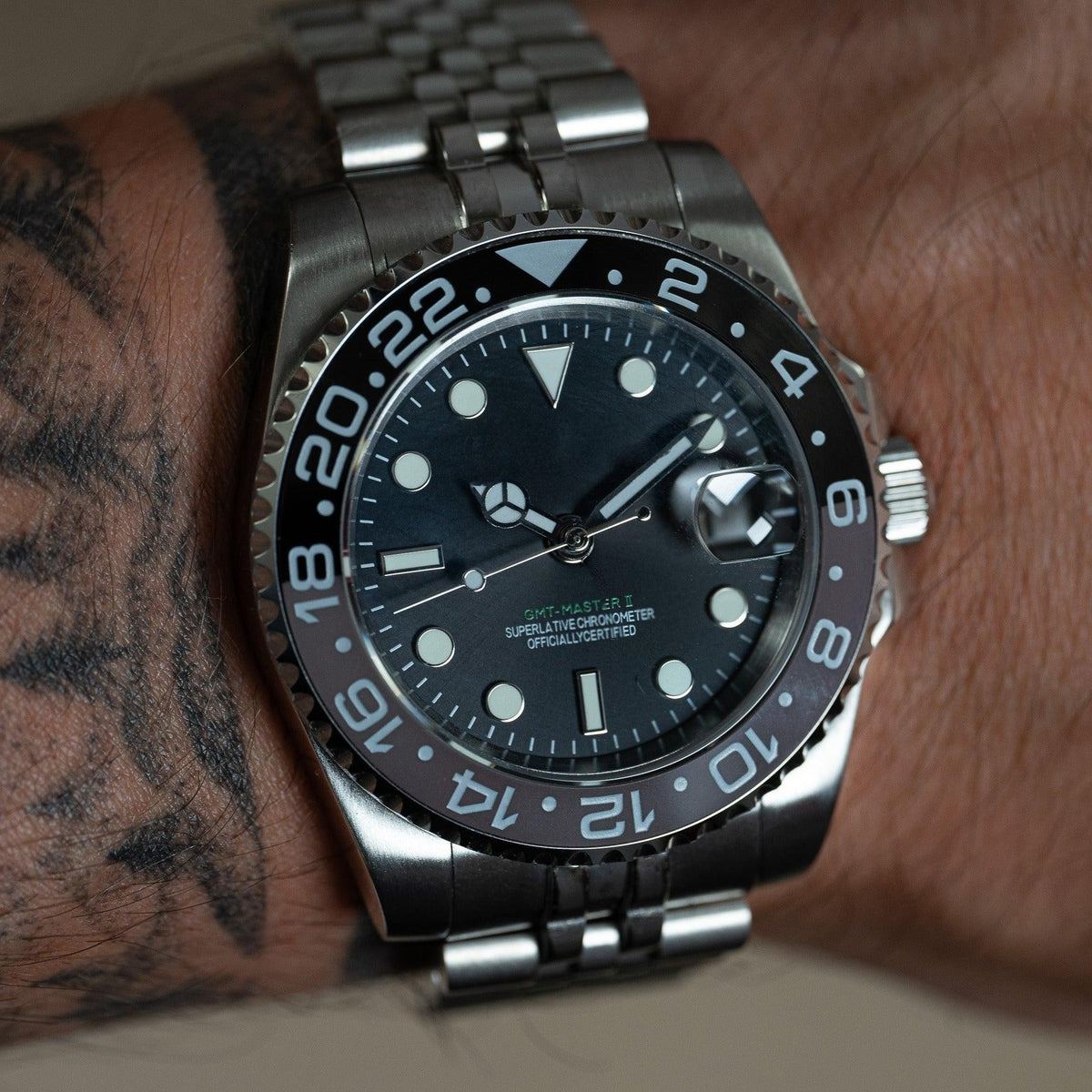 GMT MOD Mr Wayne portée au poignet sur bracelet Jubilé