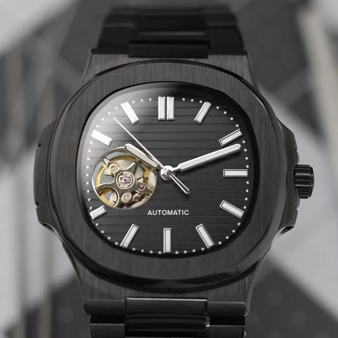 NAUT MOD Black de face, le balancier visible à 9 h