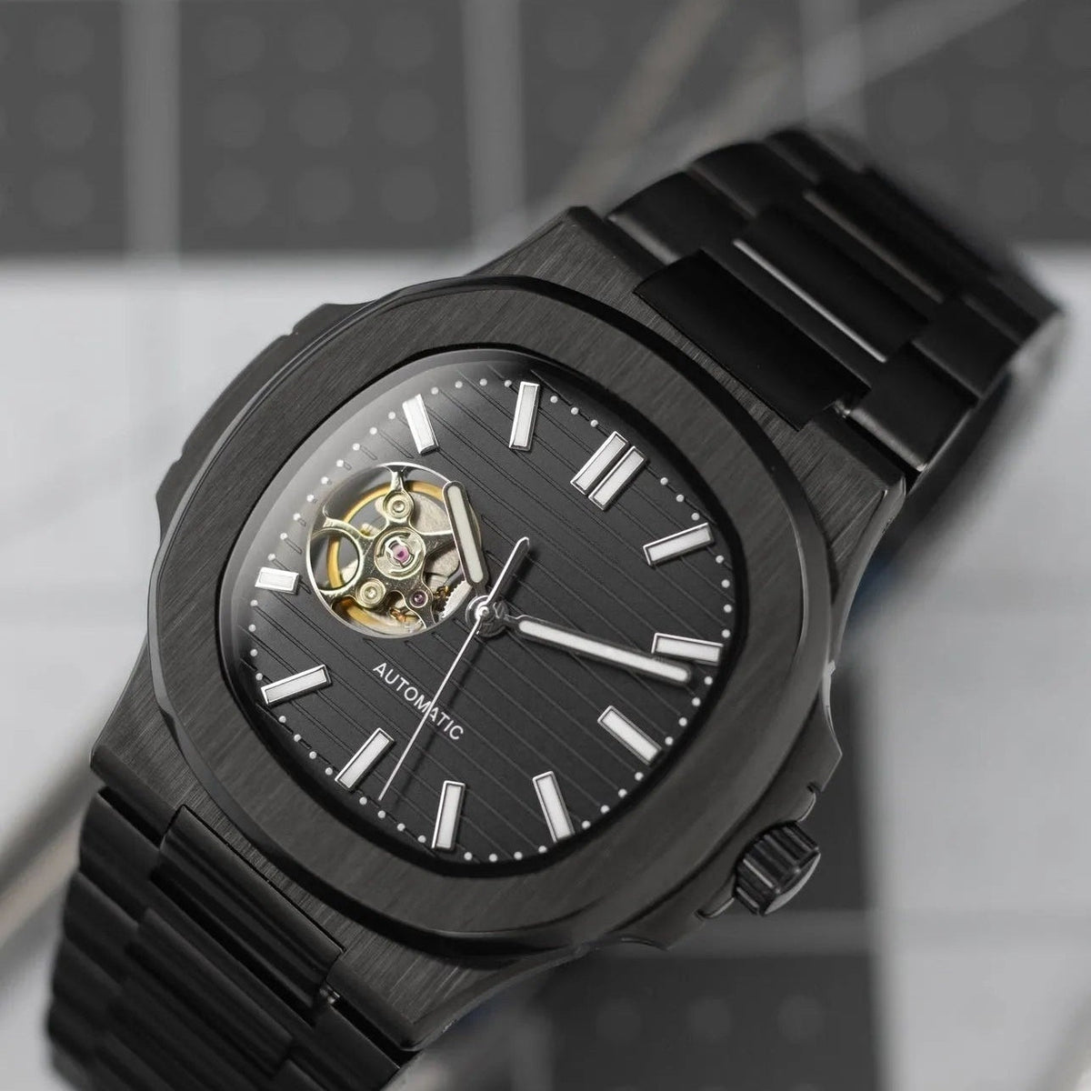 NAUT MOD Black vue de trois quarts sur bracelet acier noir