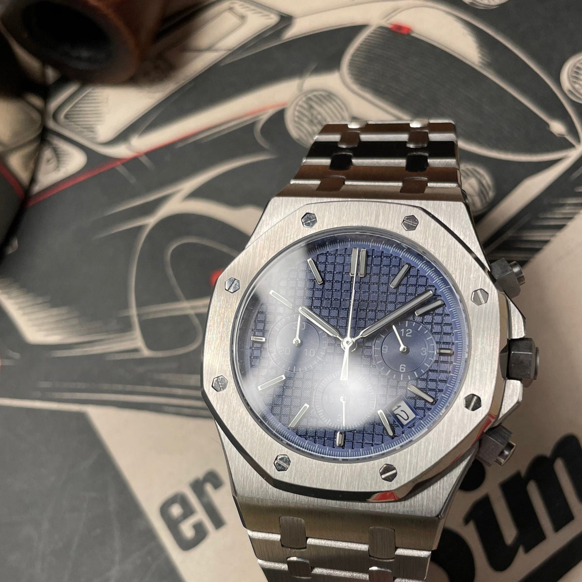 OAK MOD Chrono Blue vue de trois quarts, reflets sur le cadran bleu