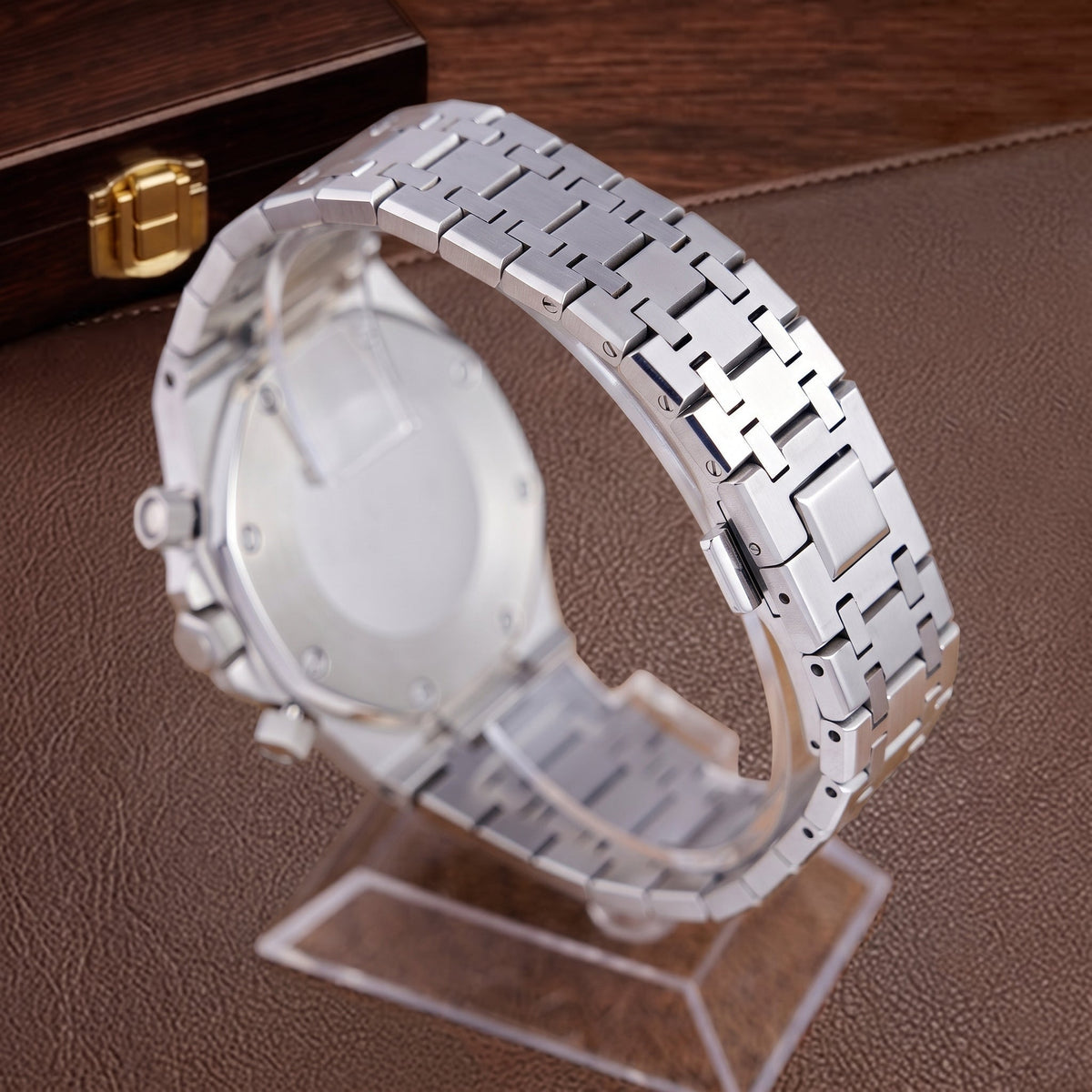 Le fond du boîtier et le bracelet acier intégré avec sa boucle déployante