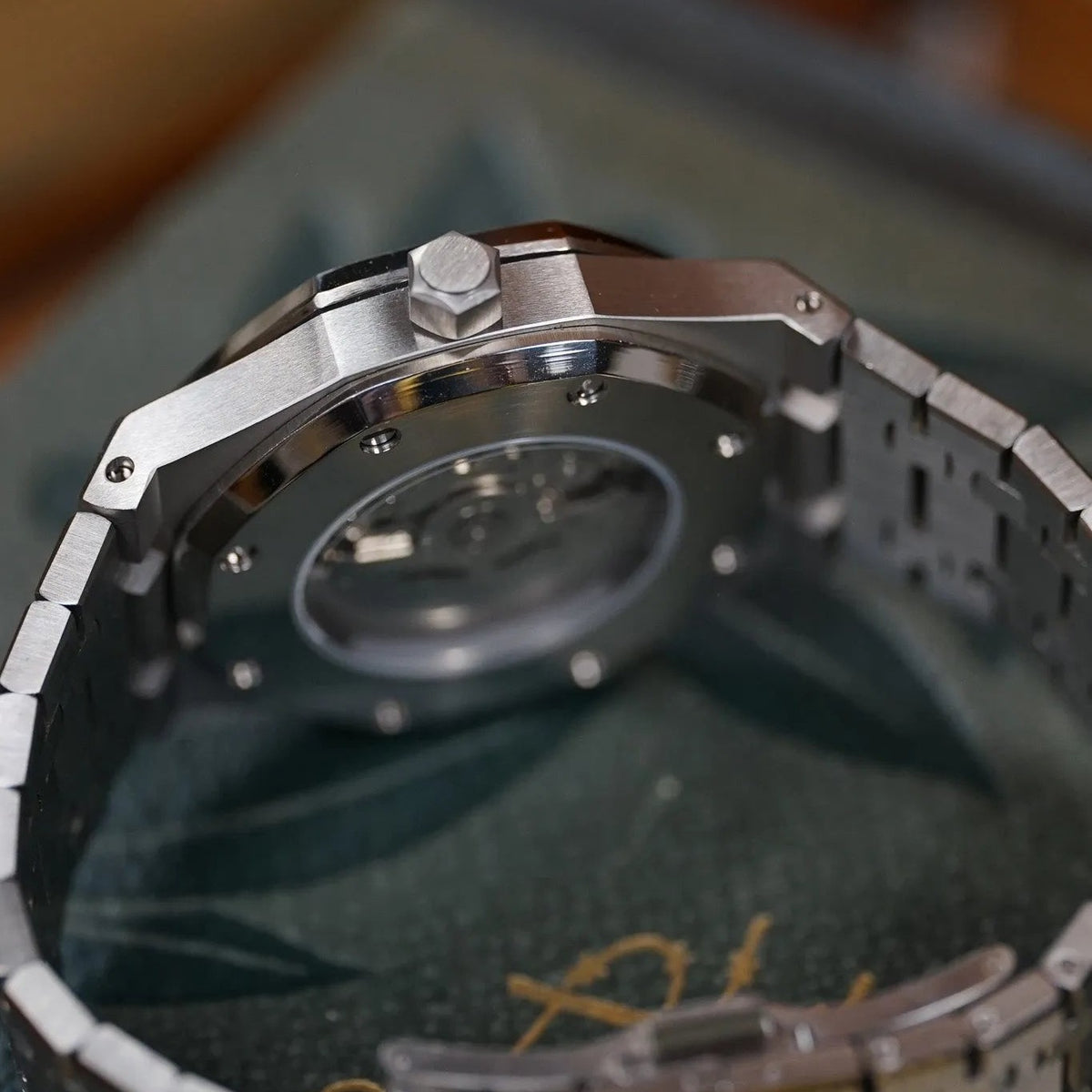 Fond saphir transparent : le mouvement automatique NH35 est visible