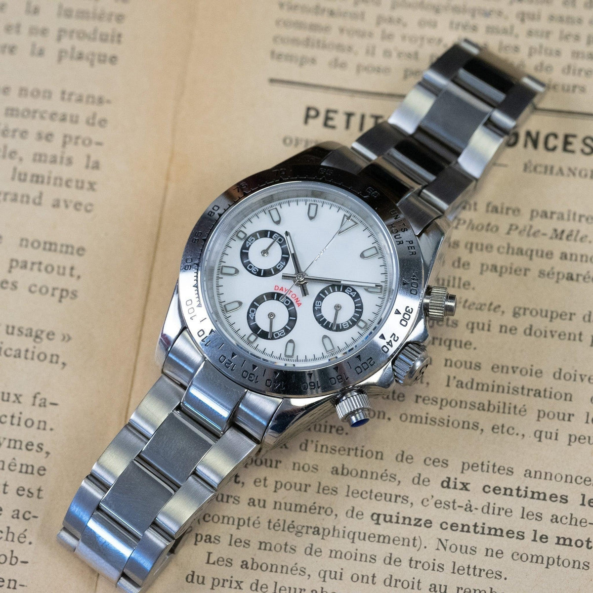 DAYTO MOD Panda et son bracelet Oyster sur un journal ancien