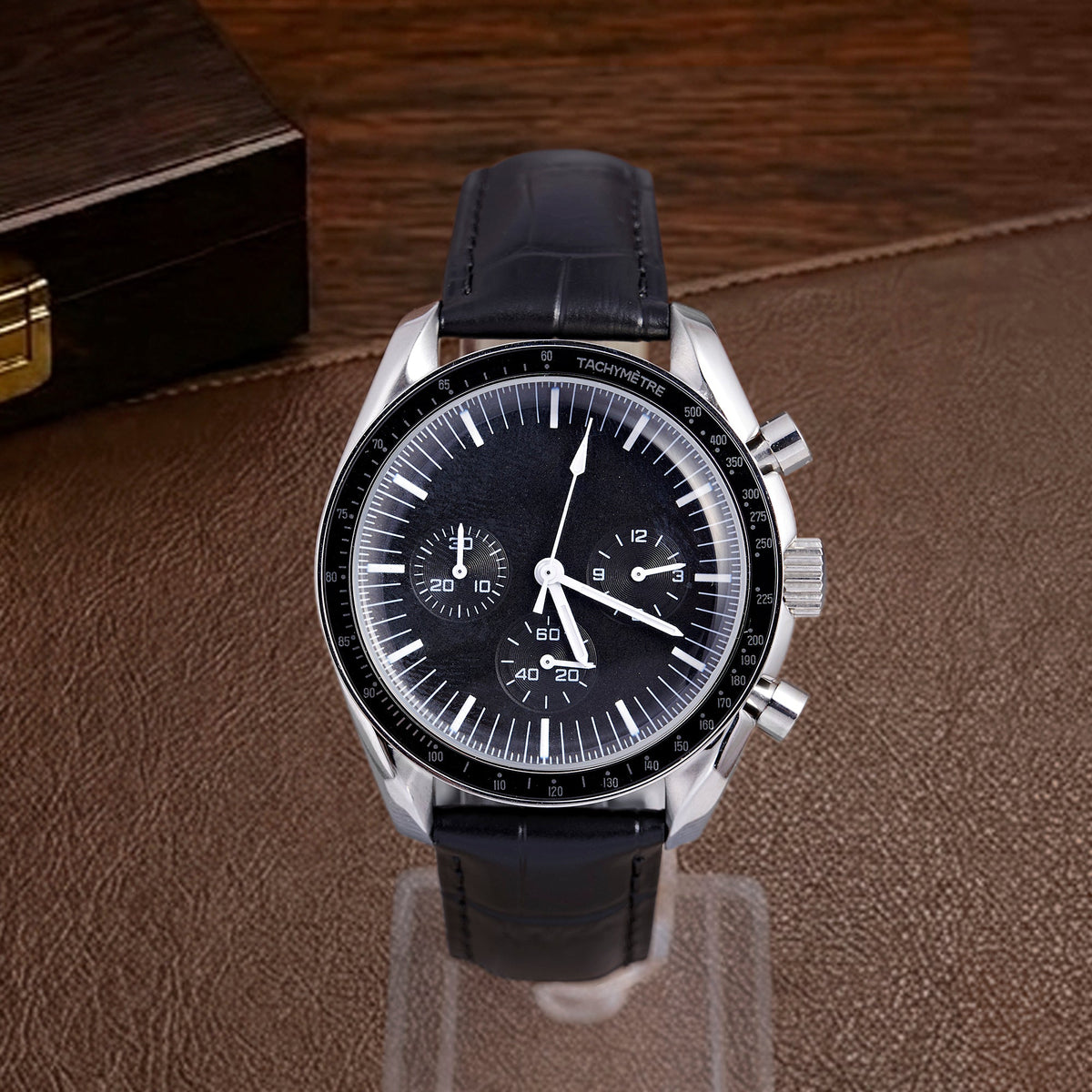 SPEED MOD Chrono Black sur bracelet cuir noir, fond bois foncé