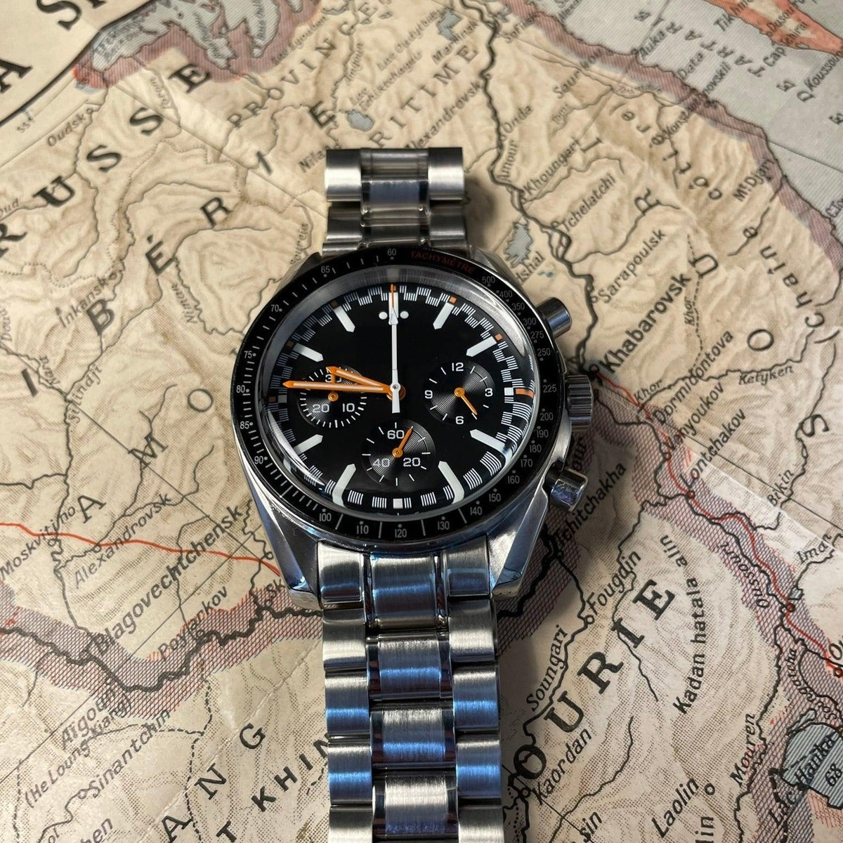 SPEED MOD Ultraman sur bracelet acier, cadran noir et touches orange
