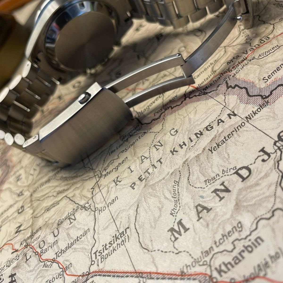 Le bracelet acier et sa boucle déployante