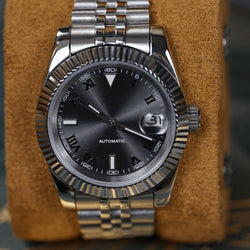 DJ MOD Wimbledon sur bracelet Jubilé, posée sur un coussin en daim